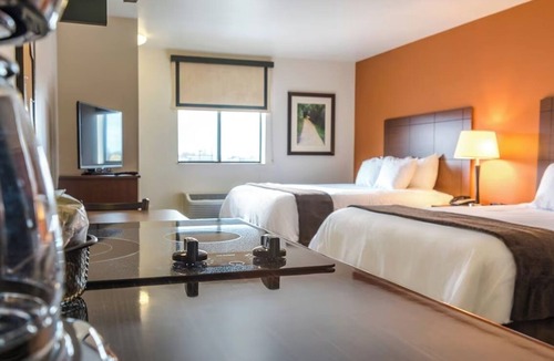 Soncy Hotel | Comfortable Stay with Free Parking – Walk to Shops, Restaurants & Entertainment