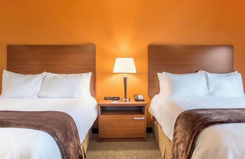 Soncy Hotel | Comfortable Stay with Free Parking – Walk to Shops, Restaurants & Entertainment