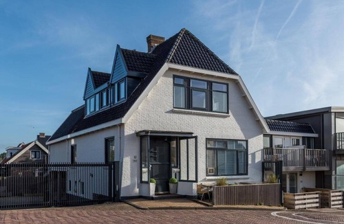 Bergen aan Zee Apartment | Comfortable studio located just 200 meters from Bergen aan Zee beach.