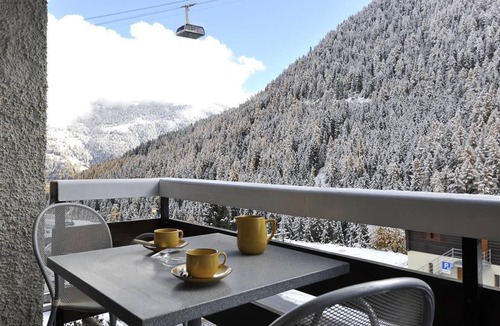 Grimentz Apartment | Comfortable studio apartment for 2-3 persons : Living-room with 2 sofa-beds and 1 pull-out - kitchen