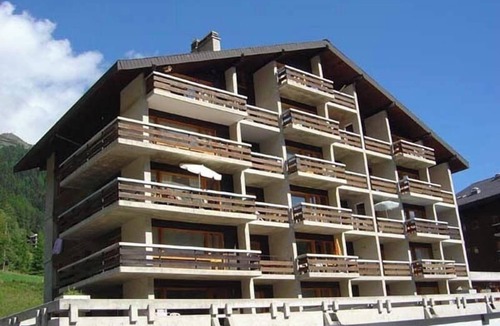 Grimentz Apartment | Comfortable studio apartment for 2-3 persons : Living-room with 2 sofa-beds and 1 pull-out - kitchen