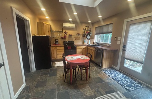 Livingston Apartment | Comfortable Studio Cottage, within walking distance to downtown Livingston
