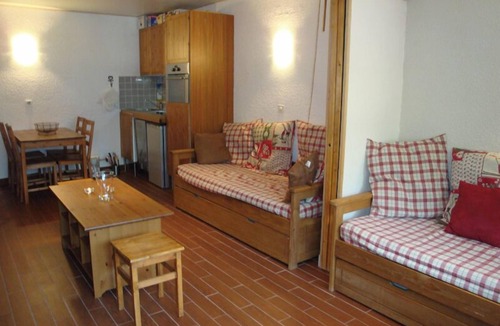 Grimentz Apartment | Comfortable Studio for 2-4 persons : Living-room with 2 double sofa-beds - kitchen with stove/microw