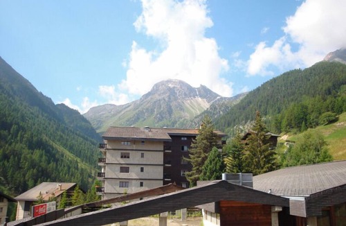 Grimentz Apartment | Comfortable Studio for 2-4 persons : Living-room with 2 double sofa-beds - kitchen with stove/microw
