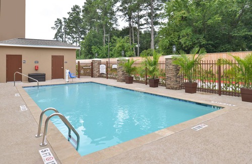 Tomball Condo | Comfortable Studio Suite in Tomball | Shared Outdoor Pool + 24h Business Center
