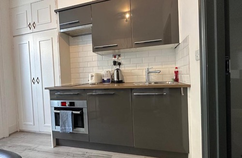 Hammersmith Broadway Apartment | Comfortable studio west London