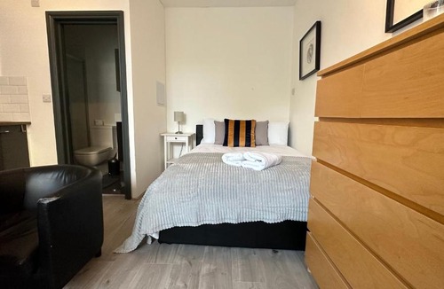 Hammersmith Broadway Apartment | Comfortable studio west London