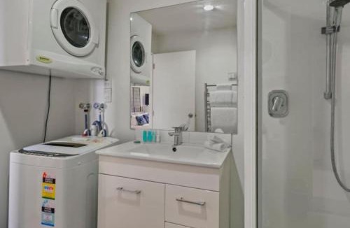 Grafton Apartment | Comfortable Studio with Parking and Seaview