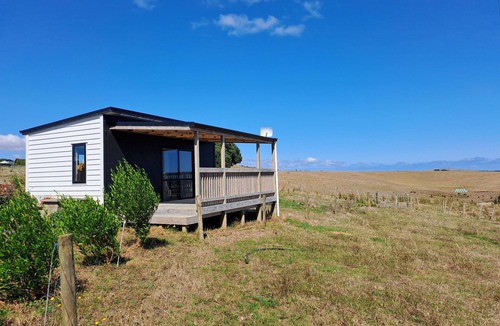 Te Mata Cabin | Comfortable studio with stunning mountain & ocean views – Your perfect getaway!