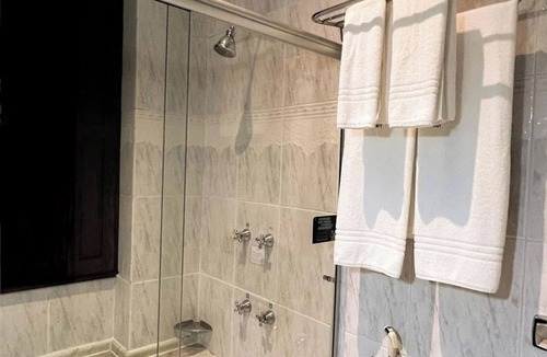 Matriz Hotel | Comfortable Suite w/Elegant Design Perfect for Anniversary Celebrations