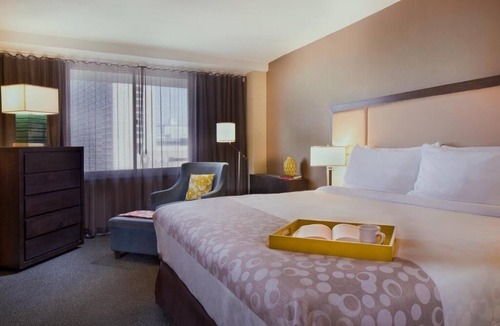Logan Square Hotel | Comfortable Suite Near Liberty Bell, Pets Stay Free, with Swimming Pool