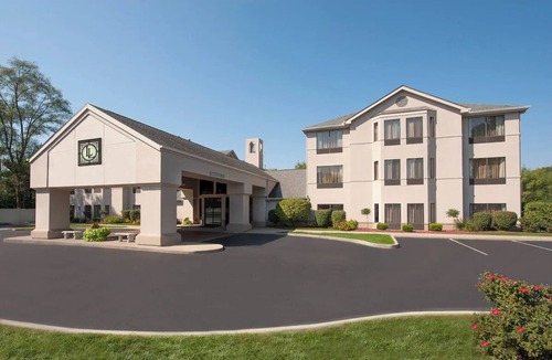 South Bend Hotel | Comfortable Suite w/Complimentary Hot Breakfast