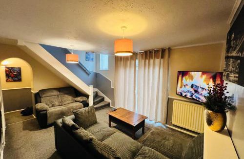 Newton Aycliffe House | Comfortable Two Bedrooms House DL5 with Garden Parking and Free WiFi