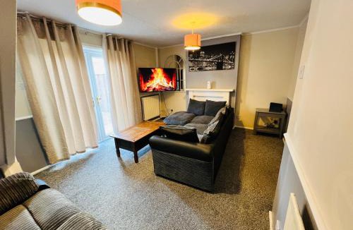 Newton Aycliffe House | Comfortable Two Bedrooms House DL5 with Garden Parking and Free WiFi