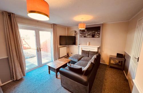 Newton Aycliffe House | Comfortable Two Bedrooms House DL5 with Garden Parking and Free WiFi