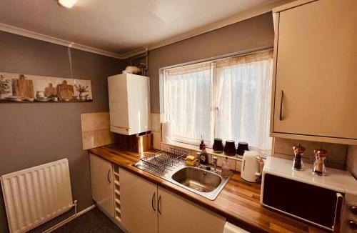 Newton Aycliffe House | Comfortable Two Bedrooms House DL5 with Garden Parking and Free WiFi