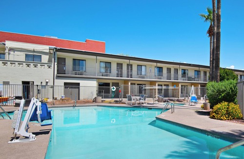 Feldman's Hotel | Comfortable Two-Bed Stay | Outdoor Pool | Near Museums, Zoo & Stadium Events