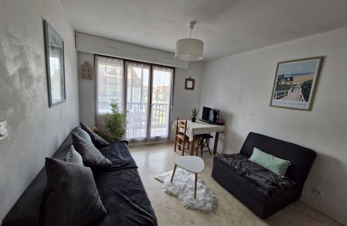 Villers-sur-Mer Apartment | Comfortable two-room nest with sea view