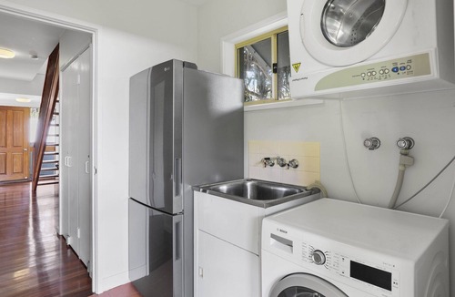 Point Lookout House | Comfortable unit within a short stroll of Cylinder and Deadmans Beaches.