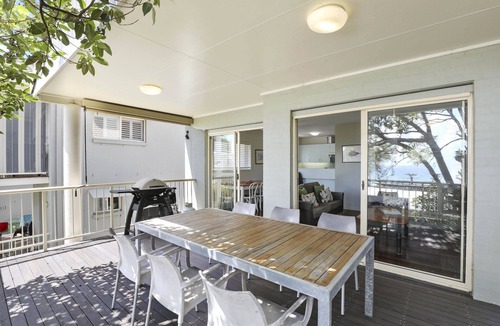 Point Lookout House | Comfortable unit within a short stroll of Cylinder and Deadmans Beaches.