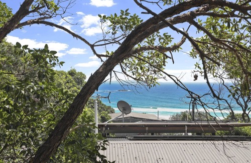 Point Lookout House | Comfortable unit within a short stroll of Cylinder and Deadmans Beaches.