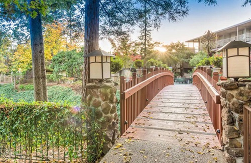 Barron Park Hotel | Comfortable Unit with Heated Pool, Free Breakfast & Free Parking