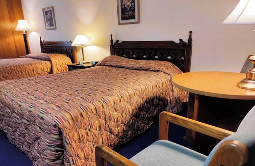 International Falls Hotel | Comfortable Room with 2 Full Beds, 1 Twin Bed & Rollaway – for Budget Families