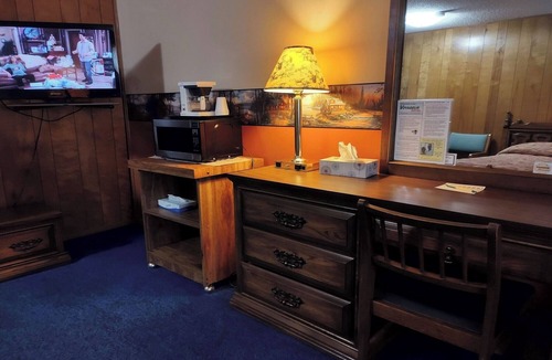 International Falls Hotel | Comfortable Room with 2 Full Beds, 1 Twin Bed & Rollaway – for Budget Families