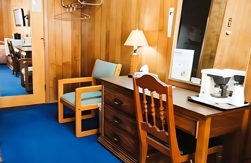 International Falls Hotel | Comfortable Room with 2 Full Beds, 1 Twin Bed & Rollaway – for Budget Families