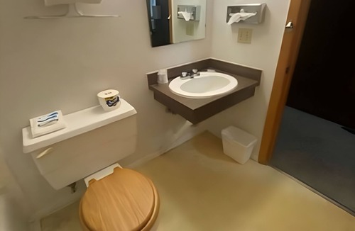 International Falls Hotel | Comfortable Room with 2 Full Beds, 1 Twin Bed & Rollaway – for Budget Families
