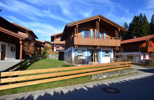 Lechbruck House | Comfortable vacation home with fireplace, balcony and garden near Lechbruck am See