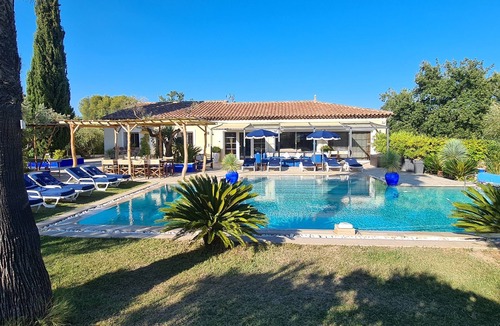 Le Beausset Villa | Comfortable villa with heated pool