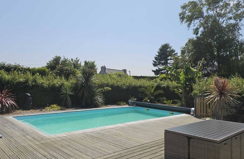 Locquirec House | Comfortable villa with heated pool