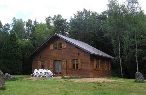 Moux-en-Morvan Ski Chalet | Comfortable waterside chalet with private pond fishing in the Morvan.