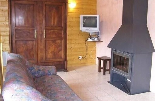 Moux-en-Morvan Ski Chalet | Comfortable waterside chalet with private pond fishing in the Morvan.