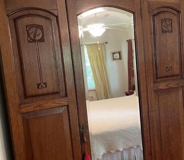 Elkhorn Cabin | Comfortable Weekend Getaway with Breakfast Available in Elkhorn, Wisconsin
