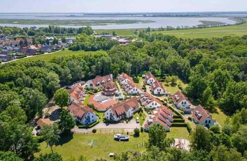 Zingst Apartment | Comfortable Windrose vacation apartment with balcony, pool and garden view in Zingst -