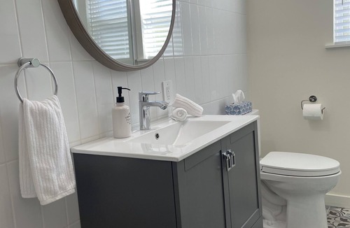 Cobble Hill House | Comfortable1 bedroom suite located in Cowichan Valley close to various wineries.