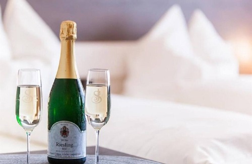 Longuich Bed & Breakfast | Comfortzimmer Klein mit Balkon - Gästehaus-gasthof "wein im Turm"