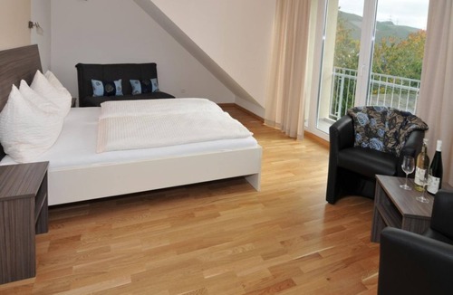 Longuich Bed & Breakfast | Comfortzimmer Klein mit Balkon - Gästehaus-gasthof "wein im Turm"