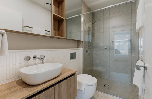 Manuka Apartment | Comfy 1-Bed Apt with Courtyard, Gym, BBQ & Parking