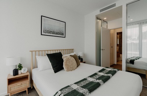 Manuka Apartment | Comfy 1-Bed Apt with Courtyard, Gym, BBQ & Parking