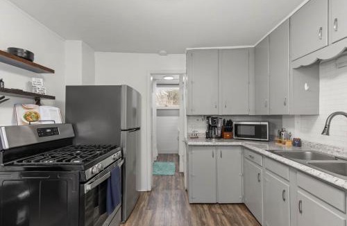 Westside Apartment | Comfy 2-Bed with Office by hospitals & entertainment