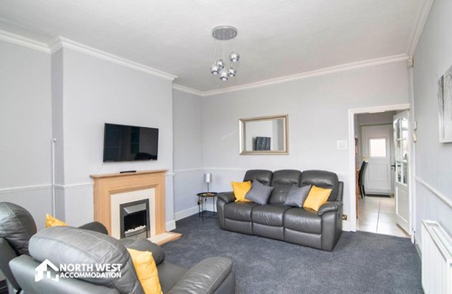 Bolton House | Comfy 2-Bedroom Family & Contractor Home in Bolton with Free Wi-Fi and Street Parking By North West Accommodation