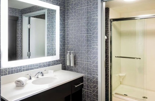 Canonsburg Hotel | Comfy 2-Queen Studio Set – Great for Friends, Family & Weekend Getaways