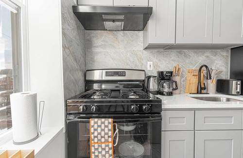 Queens Apartment | Comfy 2B Near LGA & Subway with Washer/Dryer