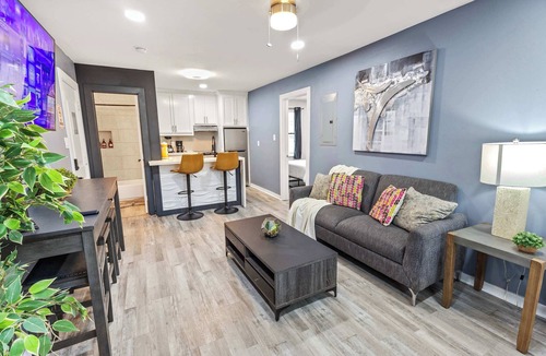 South Central Houston Apartment | Comfy 2BR Walkable Fast Wi-Fi Sleeps 4