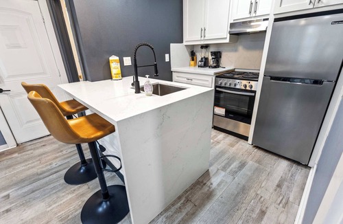 South Central Houston Apartment | Comfy 2BR Walkable Fast Wi-Fi Sleeps 4