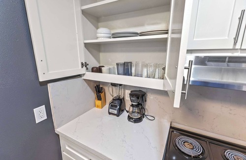 South Central Houston Apartment | Comfy 2BR Walkable Fast Wi-Fi Sleeps 4