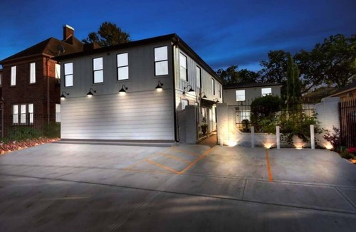 South Central Houston Apartment | Comfy 2BR Walkable Fast Wi-Fi Sleeps 4
